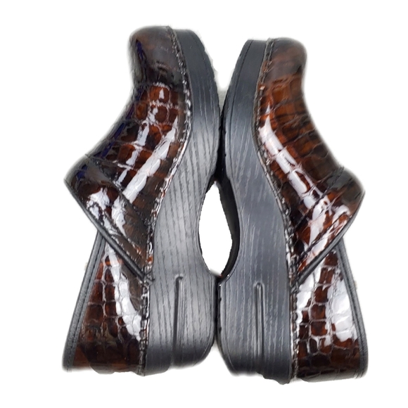 *SOLD*New! Dansko The Professional Womens 36 Brown Patent Crocs - Picture 3 of 9